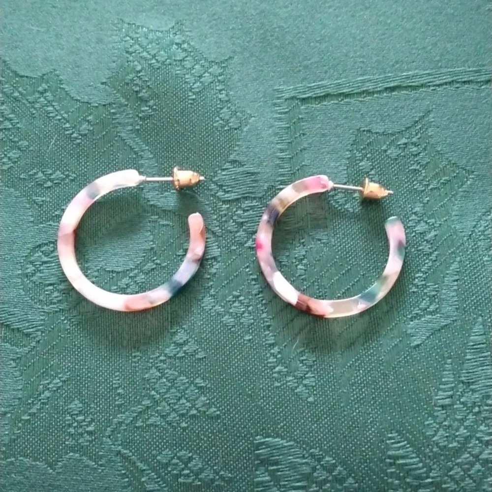 🔴3/$25 COLORFUL LIGHTWEIGHT HOOP EARRINGS NEW - Picture 2 of 3
